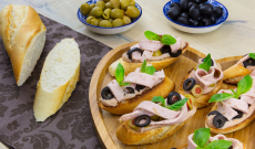 RECEPT: Bruschetta s olivovou nátierkou, šunkou a olivami